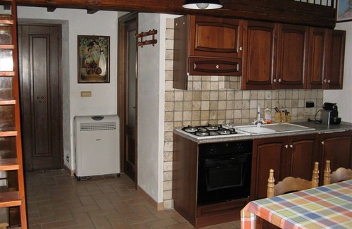 Tocco da Casauria House | Holiday home in Abruzzo. Studio with garden in a small panoramic village