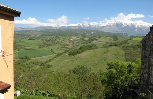 Tocco da Casauria House | Holiday home in Abruzzo. Studio with garden in a small panoramic village