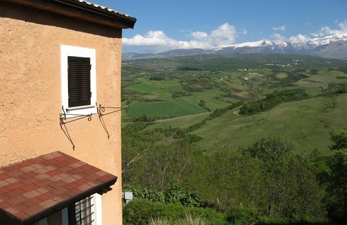 Tocco da Casauria House | Holiday home in Abruzzo. Studio with garden in a small panoramic village