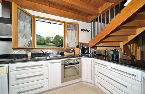 Pailhac House | Holiday Home 'Jolie Maison' with Mountain View, Private Pool and Wi-Fi