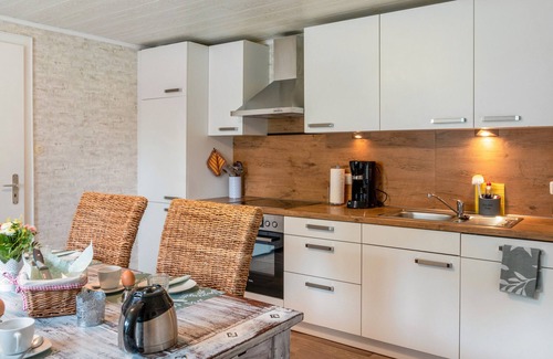 Ihlow House | Holiday Home 'Jollenhuus' with Private Terrace, Private Garden and Wi-Fi