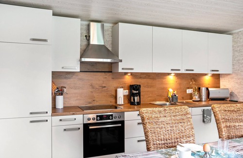 Ihlow House | Holiday Home 'Jollenhuus' with Private Terrace, Private Garden and Wi-Fi