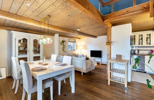 Mildstedt House | Holiday Home "Jules Reetdachkate" with Garden & Wi-Fi