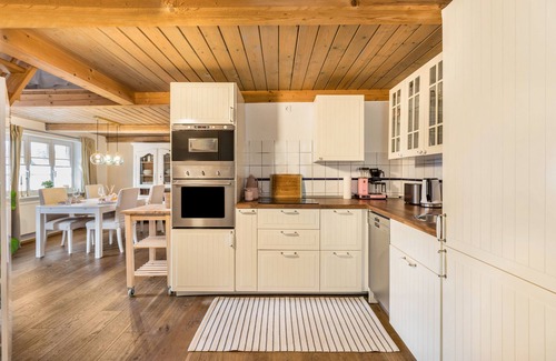 Mildstedt House | Holiday Home "Jules Reetdachkate" with Garden & Wi-Fi