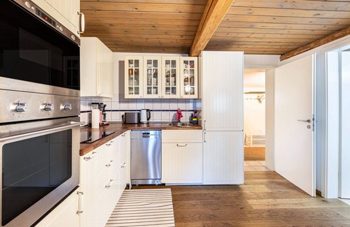 Mildstedt House | Holiday Home "Jules Reetdachkate" with Garden & Wi-Fi