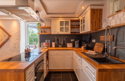 Feuerscheid House | Holiday Home 'Kleines Backhaus in der Eifel' with sauna and private terrace