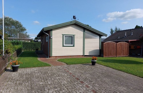 Bergewohrden House | Holiday Home 'Kleines Schweden' with Lake View, Private Terrace and Wi-Fi