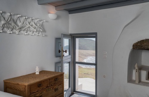 Serifos House | Holiday Home 'Koukios Cells Serifos Cycladic Home' with Sea View, Wi-Fi and Air Conditioning