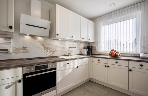 Padelugge House | Holiday Home "Lübeck Buntekuh" with Garden, Balcony & A/C