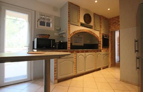 Romegoux House | Holiday Home 'L'Aixoise' with Private Terrace, Private Garden and Wi-Fi