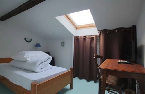 Romegoux House | Holiday Home 'L'Aixoise' with Private Terrace, Private Garden and Wi-Fi