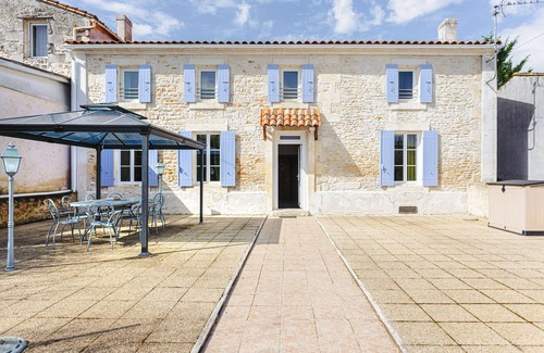 Romegoux House | Holiday Home 'L'Aixoise' with Private Terrace, Private Garden and Wi-Fi