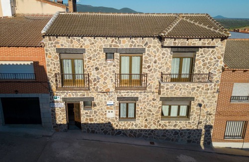 Los Navalucillos House | Holiday Home 'La Cerecera' with Private Terrace, Wi-Fi and Air Conditioning