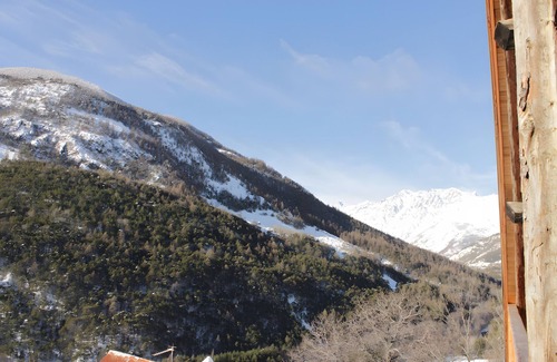 Les Vigneaux House | Holiday Home 'L'Eyssart' with Mountain View, Private Terrace and Wi-Fi