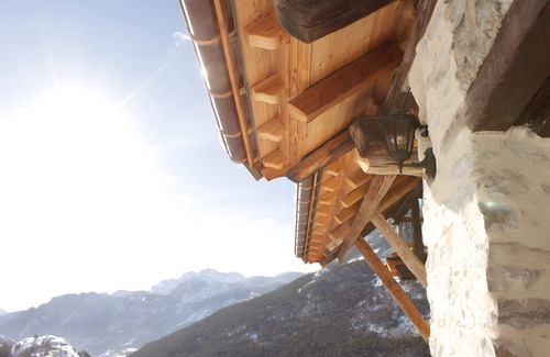 Les Vigneaux House | Holiday Home 'L'Eyssart' with Mountain View, Private Terrace and Wi-Fi