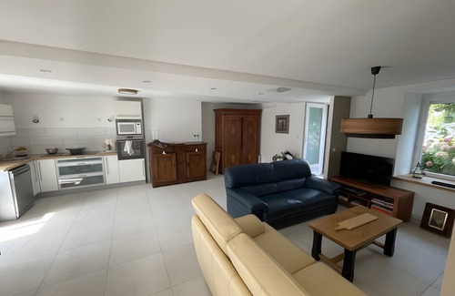 Roz-sur-Couesnon House | Holiday Home 'Les Hortensias' with Private Terrace, Wi-Fi and Air Conditioning