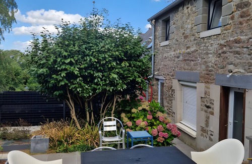 Roz-sur-Couesnon House | Holiday Home 'Les Hortensias' with Private Terrace, Wi-Fi and Air Conditioning