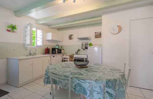 Saint-Just-Luzac House | Holiday Home 'L'Olivier' with Private Terrace, Wi-Fi and Air Conditioning