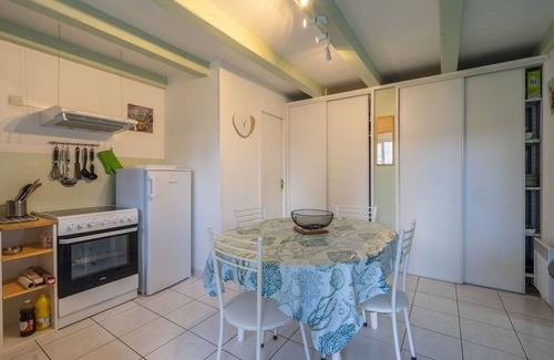 Saint-Just-Luzac House | Holiday Home 'L'Olivier' with Private Terrace, Wi-Fi and Air Conditioning