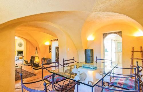 Cucuron House | Holiday Home L'Oustaou dei Figo by Interhome