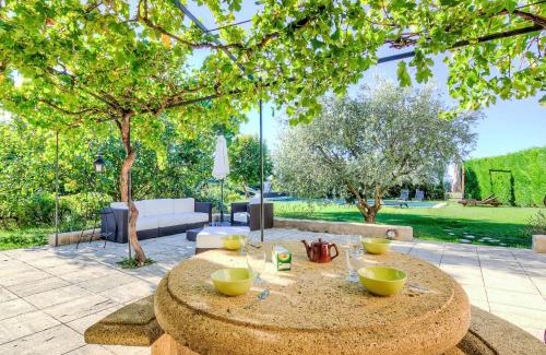 Cucuron House | Holiday Home L'Oustaou dei Figo by Interhome