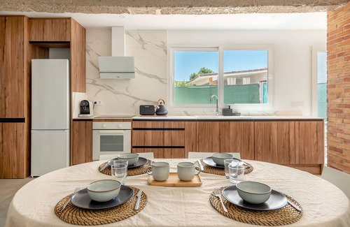 Catadau House | Holiday Home 'La Bombonera' with Private Terrace, Wi-Fi and Air Conditioning