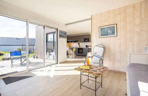 Saint-Marine House | Holiday Home 'La Cabane - 10 Min from the Port' with Private Terrace, Wi-Fi and Air Conditioning