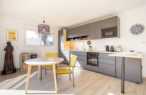 Saint-Marine House | Holiday Home 'La Cabane - 10 Min from the Port' with Private Terrace, Wi-Fi and Air Conditioning