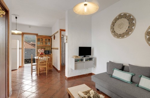 El Paso House | Holiday Home 'La Casa Amarilla' with Mountain View, Private Garden and Wi-Fi