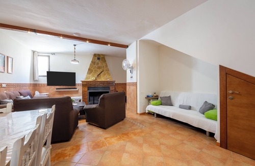 Fondon House | Holiday Home 'La Casa De La Buhardilla' with Mountain View, Private Terrace and Wi-Fi