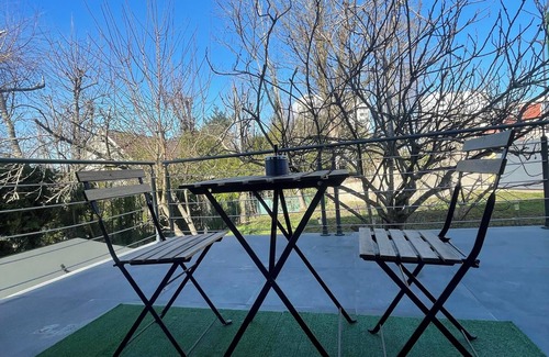 Melun House | Holiday Home 'La Casa De Lové Suite Jacuzzi' with Private Garden and Wi-Fi