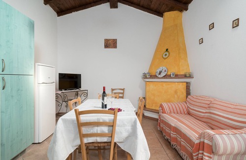 Loculi House | Holiday Home 'La Casa Del Sole' with Private Terrace and Air Conditioning