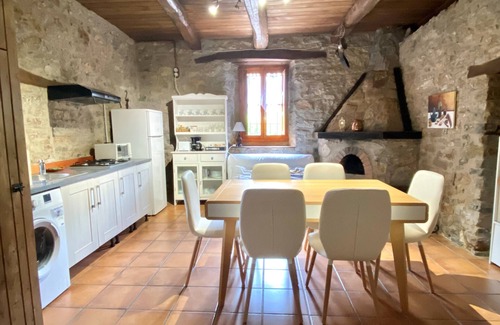 La Pola de Gordon House | Holiday Home 'La Casa De Peredilla I I - 4 Plazas' with Mountain View and Private Garden