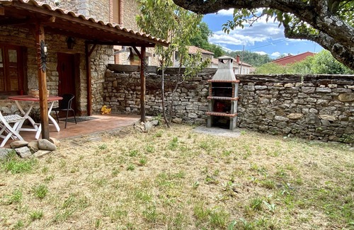 La Pola de Gordon House | Holiday Home 'La Casa De Peredilla I I - 4 Plazas' with Mountain View and Private Garden