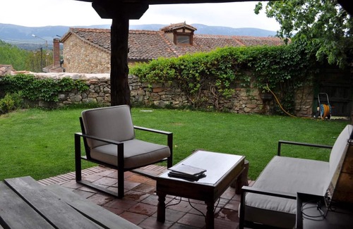Requijada House | Holiday Home 'La Casa Del Herrero' with Mountain View, Private Garden and Wi-Fi
