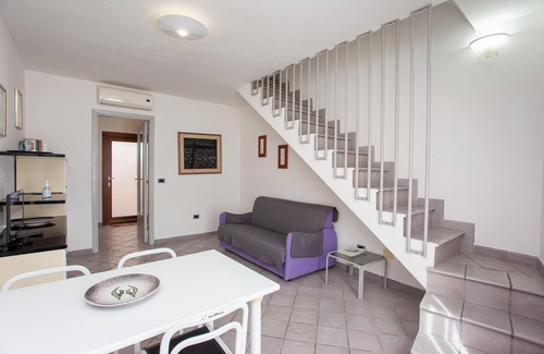 Santa Lucia House | Holiday Home ‘La Casa di Barbara’ close to the Beach with Terrace and Street Parking Available