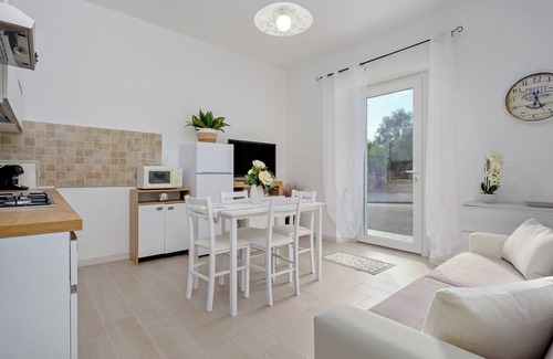 Loiri House | Holiday Home 'La Casetta Bianca' with Air Conditioning
