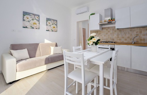 Loiri House | Holiday Home 'La Casetta Bianca' with Air Conditioning