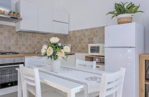 Loiri House | Holiday Home 'La Casetta Bianca' with Air Conditioning