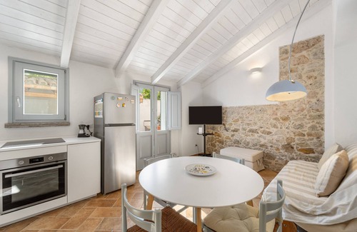 Giba House | Holiday Home 'La Casetta' with Private Terrace, Wi-Fi and Air Conditioning