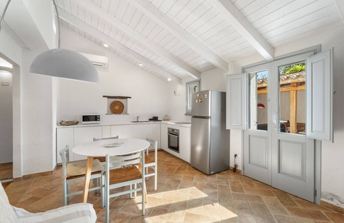 Giba House | Holiday Home 'La Casetta' with Private Terrace, Wi-Fi and Air Conditioning