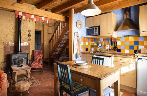 San Pelayo de Montija House | Holiday Home 'La Casita De Zalama' with Private Garden and Wi-Fi