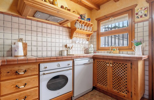 Albinyana House | Holiday Home 'La Casita' with Private Terrace, Wi-Fi and Air Conditioning