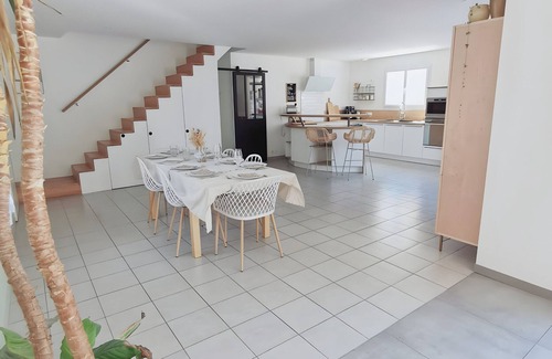 Lacanau House | Holiday Home 'La Cigale Et La Fourmi' with Private Pool, Private Terrace and Wi-Fi