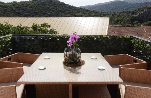 Benaojan Apartment | Holiday Home 'La Cueva De Las Orquídeas' with Private Pool, Private Terrace and Wi-Fi