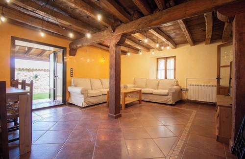 Cerezo de Abajo House | Holiday Home 'La Casa Del Médico' with Mountain Views, Private Pool and Wi-Fi