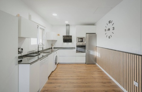 Pedraza House | Holiday Home 'La Isi' with Private Garden and Wi-Fi