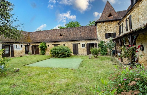 Marquay House | Holiday Home 'La Faurie De Puymartin' with Shared Pool, Private Terrace and Wi-Fi
