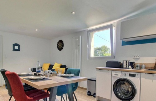 Pluneret House | Holiday Home 'La Fleur De Vie' with Private Garden and Wi-Fi
