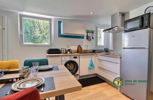 Pluneret House | Holiday Home 'La Fleur De Vie' with Private Garden and Wi-Fi